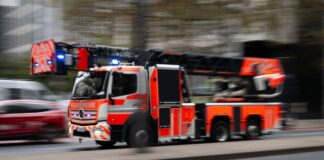 Auch eine Drehleiter war im Einsatz. (Symbolbild)
