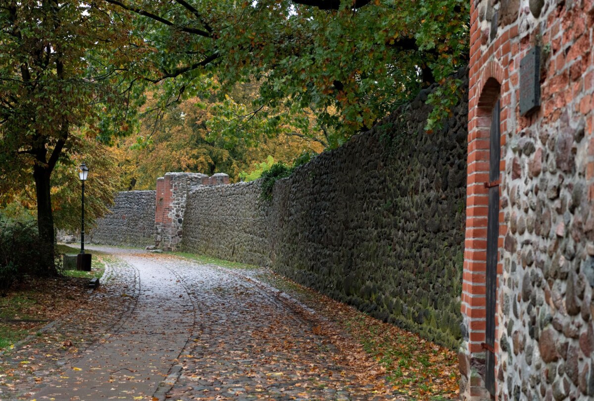 Bernau - Stadtmauer Passanten fanden den Toten in einem Graben an der Stadtmauer (Archivbild).