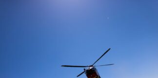 Auch ein Rettungshubschrauber sowie eine Drohne waren bei der Suchaktion im Einsatz. (Symbolbild)