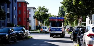 Ein Lautsprecherwagen fährt durch ein Wohngebiet in Adlershof im Bezirk Treptow-Köpenick.