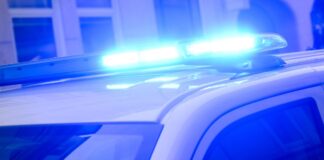 Ein Autofahrer begeht Fahrerflucht und rast davon, bis ihn ein Schaufenster stoppt.