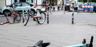 Der Blindenverband will mit einer Klage gegen das Chaos auf Gehwegen in Berlin vorgehen. (Archivbild) 