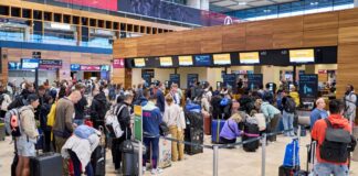 Der Berliner Flughafen wartet weiter auf die Wiederherstellung der Computertechnik zur Passagierabfertigung.