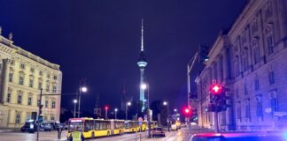 In Berlin-Mitte ist der Bereich um den Fundort einer Brandbombe abgesperrt worden. 