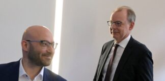 Brandenburgs Innenminister René Wilke (parteilos) und Verfassungsschutzchef Wilfried Peters äußern sich im Innenausschuss des Landtags (Archivbild).