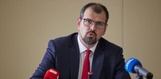 Nach der Einstufung der AfD als rechtsextremistisch kündigt Brandenburgs Bildungsminister Leitlinien für den Umgang mit betroffenen Lehrkräften an.