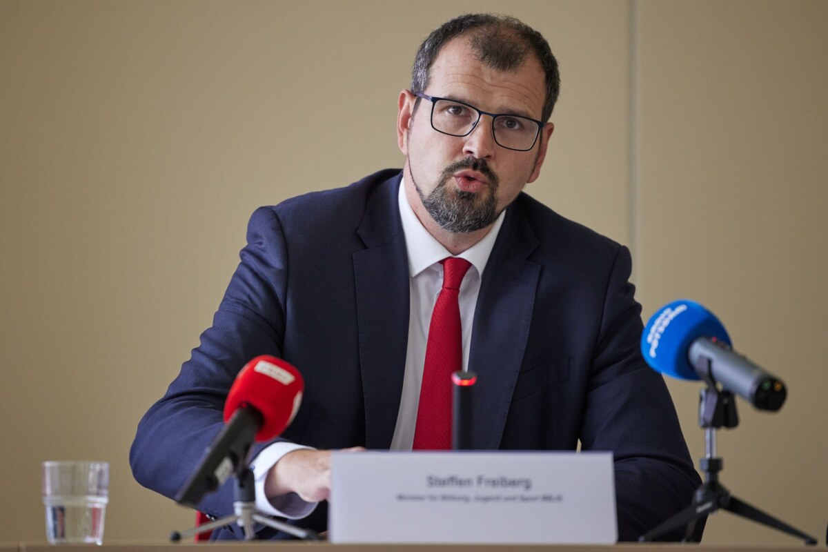 Bildungsminister Freiberg zum Schuljahresauftakt Nach der Einstufung der AfD als rechtsextremistisch kündigt Brandenburgs Bildungsminister Leitlinien für den Umgang mit betroffenen Lehrkräften an.