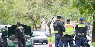 Beamte stehen während einer Polizeikontrolle auf Drogen im Straßenverkehr auf dem Tempelhofer Damm.