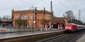 Warum die Oberleitung in Uelzen kaputt gegangen ist, war zunächst unklar. Ein umgefallener Baum soll es nicht gewesen sein, sagte eine Bahnsprecherin. 