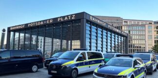 Der Zoll kontrollierte am Potsdamer Platz zahlreiche Betriebe.
