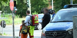 . Ein Auto ist in Berlin-Wedding in eine Menschengruppe gefahren.