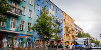 Polizeieinsatz in Rigaer Straße 94 vor Gerichtsverhandlung. (Archivbild) 