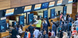 Am Montag bildeten sich lange Schlangen am BER. Der Flughafen ist von einem Cyberangriff auf einen IT-Dienstleister betroffen. 