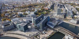 Aus der Luft wird Berlin nachts mit einem Laser abgescannt.