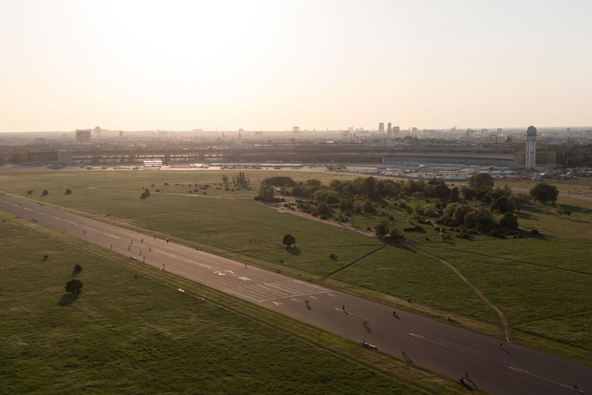 Tempelhofer Feld Auf dem Tempelhofer Feld werden beim Tag des offenen Denkmals drei Führungen angeboten. (Archivbild)