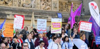 Gegen Kürzungen im Sozialbereich gab es während der Debatte lautstarken Protest vor dem Landesparlament. 