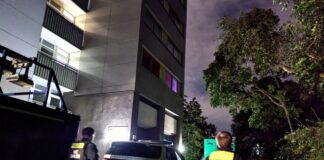 Polizisten sind bei der Fischerinsel im Einsatz. 