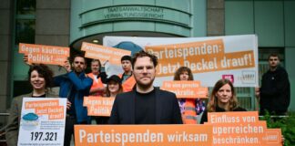 Mitglieder von Lobbycontrol demonstrieren vor einer Verhandlung über eine Klage gegen die Bundestagsverwaltung wegen Großspenden für die Berliner CDU. (Archivbild) 