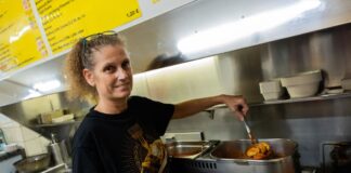 Bei Iris Tauber wird die Currywurst in Tomatensoße gekocht - genau wie bei ihrem Großvater, der die Currywurst erfunden haben soll.