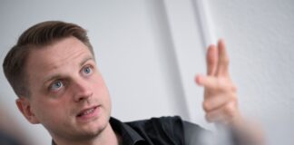 Linken-Chef Maximilian Schirmer nimmt sich ein Jahr vor der Abgeordnetenhauswahl das Thema Mieten und Wohnen vor. (Archivbild)