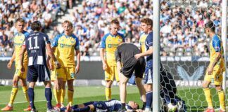 Der Herthaner Dawid Kownacki (m, liegend) konnte schon wieder individuell trainieren.
