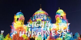 Im Berliner Dom erwarten die Besucher im Innern elektronische Musik und dreidimensionale Lichtprojektionen.