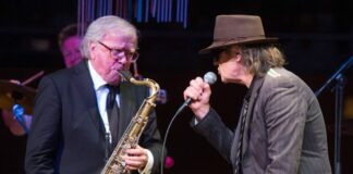 Doldinger musizierte immer wieder mit Lindenberg - wie hier 2016 bei einem Konzert in Düsseldorf zu Doldingers 80. Geburtstag. (Archivbild)