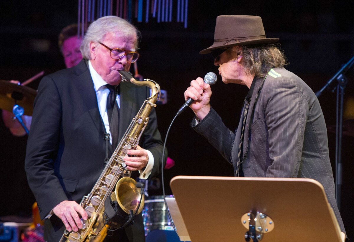 Klaus Doldinger mit Udo Lindenberg Doldinger musizierte immer wieder mit Lindenberg - wie hier 2016 bei einem Konzert in Düsseldorf zu Doldingers 80. Geburtstag. (Archivbild)