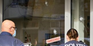 Auf die Schaufensterscheibe einer Fahrschule in Berlin-Reinickendorf sind vermutlich mehrere Schüsse abgefeuert worden. 