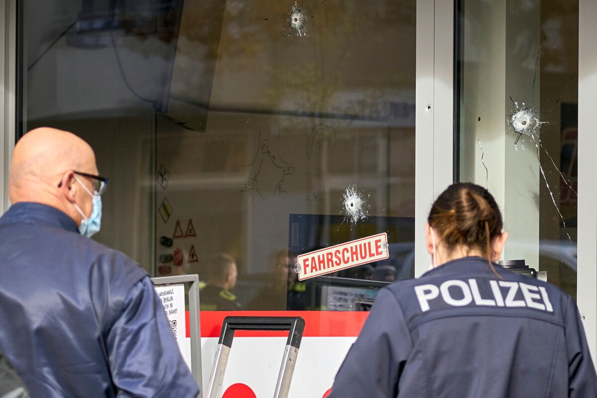 Einschusslöcher in der Fassade einer Fahrschule Auf die Schaufensterscheibe einer Fahrschule in Berlin-Reinickendorf sind vermutlich mehrere Schüsse abgefeuert worden.