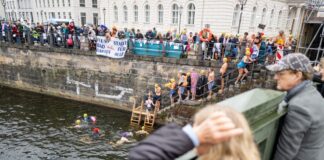 Dutzende wagten sich bei herbstlichen Temperaturen in den Spreekanal, um gegen das Badeverbot in der Spree zu demonstrieren.