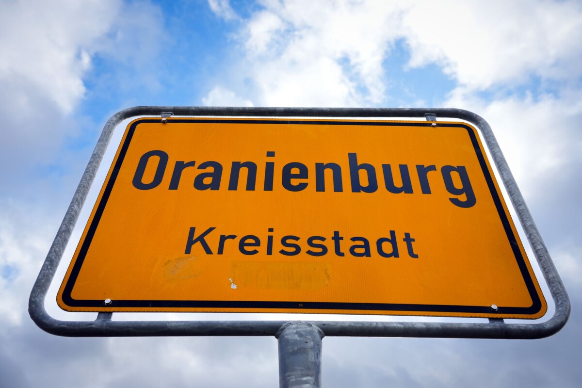 Ortseingangsschild Oranienburg Die Bombe wurde im Oranienburger Stadtteil Sachsenhausen entdeckt. (Symbolbild)