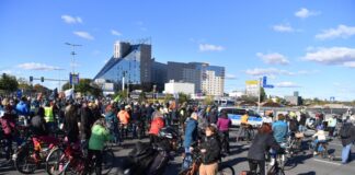 Mehrere hundert Menschen nahmen zu Fuß oder mit dem Rad an einer Demonstration gegen den Ausbau der Autobahn 100 teil. 