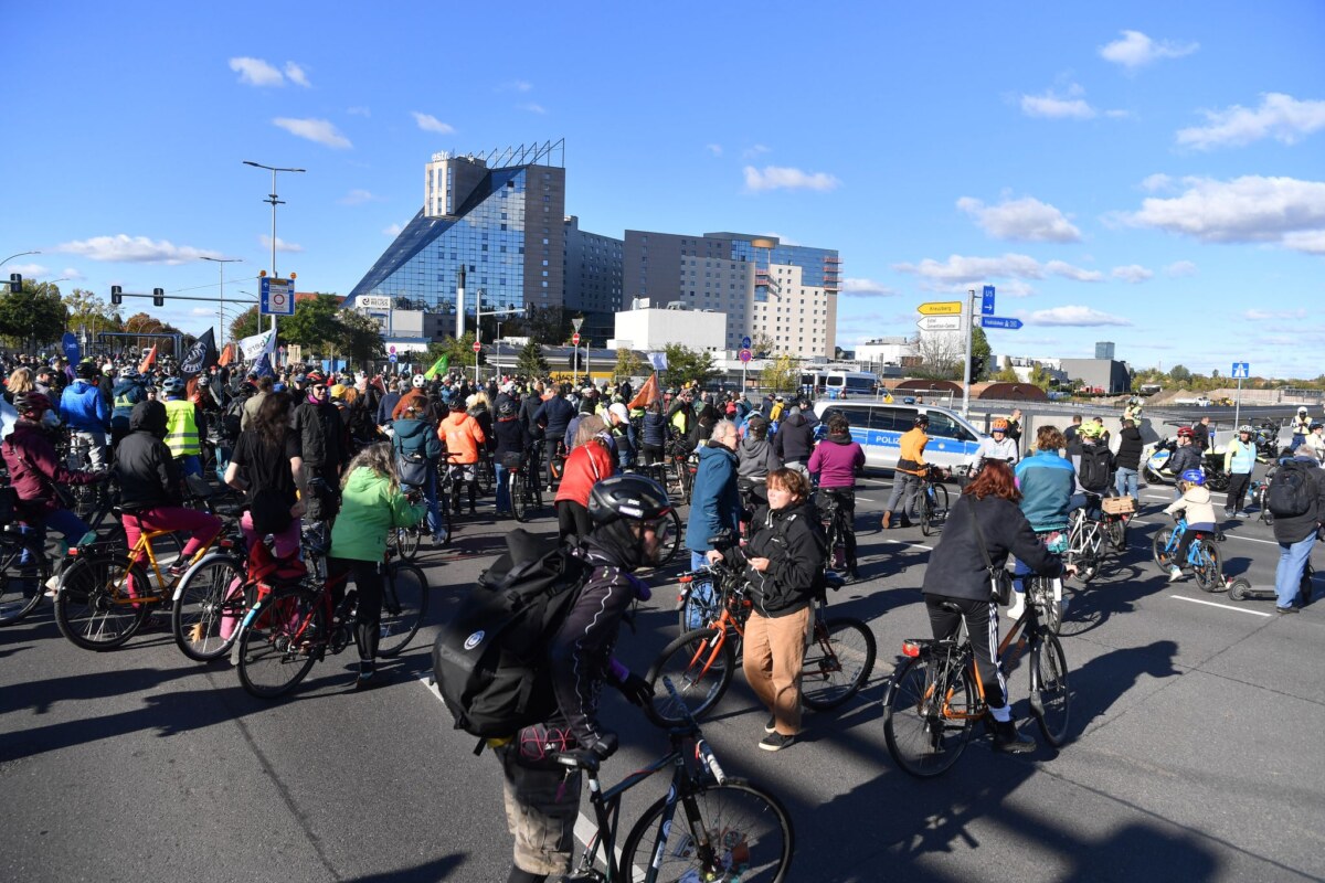 Rad- und Fußdemonstration «A100 wegbassen» Mehrere hundert Menschen nahmen zu Fuß oder mit dem Rad an einer Demonstration gegen den Ausbau der Autobahn 100 teil.