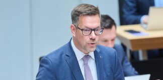 Der Senat hält das Phänomen junger und internetaffiner Rechtsextremisten nicht für vorübergehend.