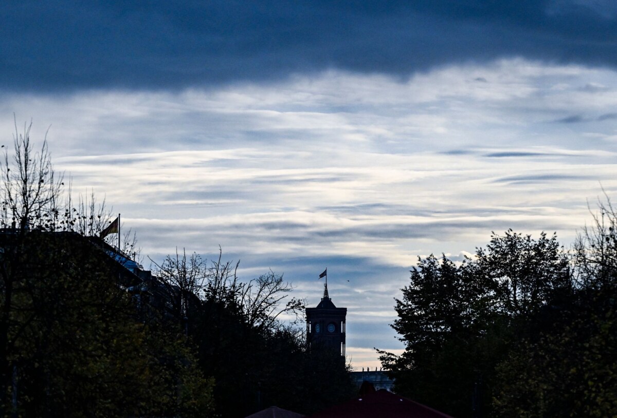 Dunkle Wolken Unter den Linden Das Wetter zum Wochenende hin bleibt kühl und unbeständig.