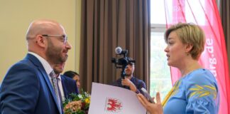 Yuliia Nikitchenko (r) vom Opora-Verein nimmt den Landesintegrationspreis entgegen.