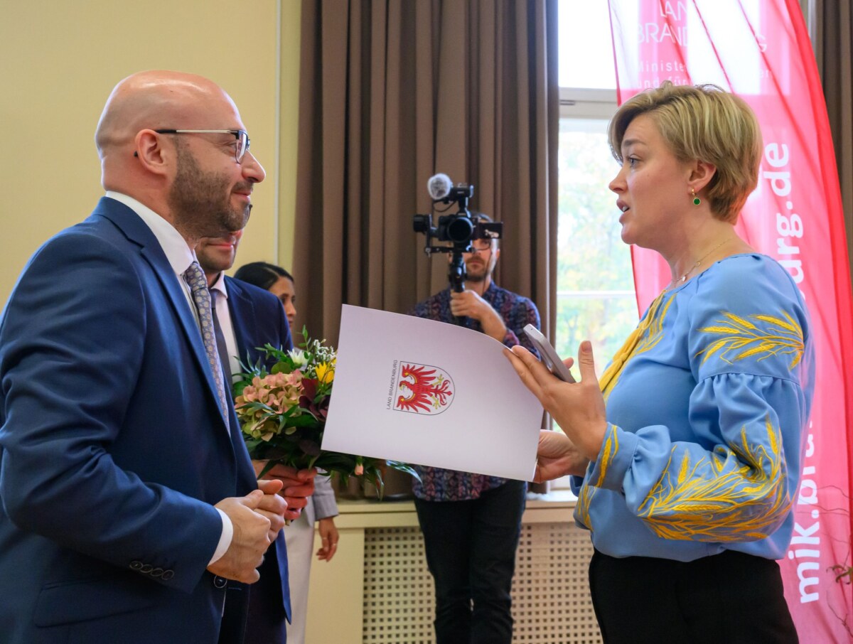 Landesintegrationspreis verliehen Yuliia Nikitchenko (r) vom Opora-Verein nimmt den Landesintegrationspreis entgegen.