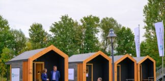 Mini-Büros auf der grünen Wiese: Sogenannte Tiny Spaces dienen als Arbeitsräume und Kreativwerkstatt im Start-up-Zentrum in Beeskow.