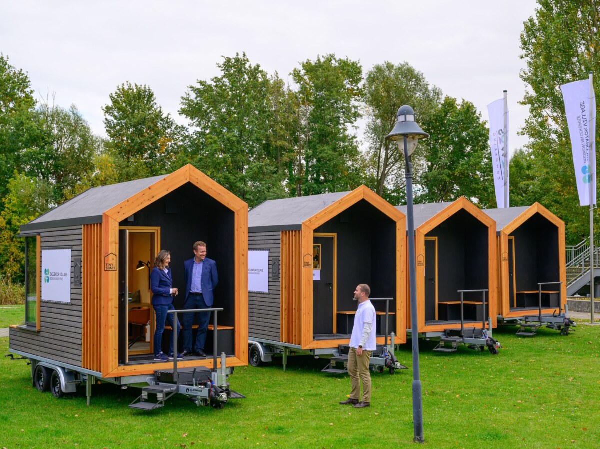 Neues Zentrum für Start-ups und Innovation an der Spree Mini-Büros auf der grünen Wiese: Sogenannte Tiny Spaces dienen als Arbeitsräume und Kreativwerkstatt im Start-up-Zentrum in Beeskow.