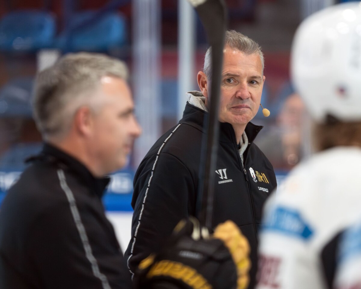 Erstes öffentliches Training der Eisbären Berlin Trainer Serge Aubin lobte nach der Niederlage in Salzburg die Einstellung seiner Spieler.