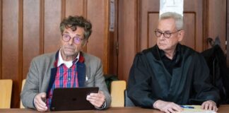 Früherer Weggefährte klagt erfolglos gegen Wagenknecht Diether Dehm (l), Musiker und ehemaliger Bundestagsabgeordneter, sitzt in einem Saal im Landgericht Berlin.