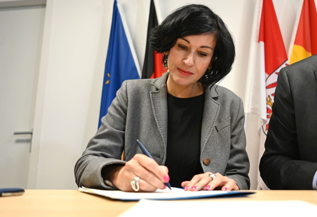 Neue Potsdamer Oberbürgermeisterin Noosha Aubel Die neue Potsdamer Oberbürgermeisterin Noosha Aubel (parteilos) hat ihr Amt angetreten.