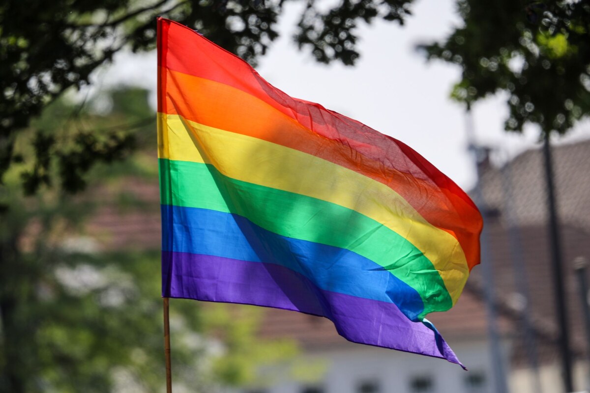 Regenbogenfahne Wie wird der CSD am Samstag in Cottbus? Es gibt Aufrufe zum Protest. (Symbolbild)