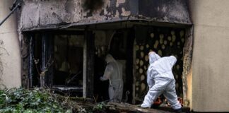Das Feuer in der Erdgeschosswohnung hat große Schäden hinterlassen. Einsatzkräfte der Spurensicherung suchen nach der Ursache.