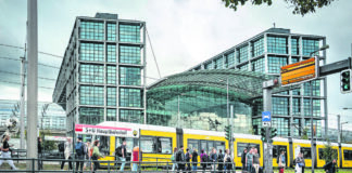 Turbulente Szene vor dem Hauptbahnhof. Bild: IMAGO/Jürgen Ritter