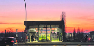 Berliner Erkundung: Freundliches Moabit Der S-Bahnhof Beusselstraße im Abendrot. Bild: Jackie Penning