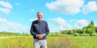 Investor Kurt Krieger auf dem Gelände des ehemaligen Güterbahnhofs Pankow – hier sollen Tausende Wohnungen entstehen. Bild: Krieger Gruppe