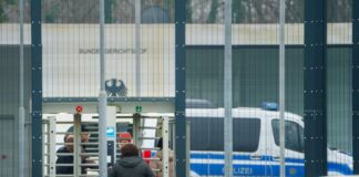 Die Bundesanwaltschaft will Haftbefehle beantragen. Ab dem Vormittag sollen die drei Festgenommenen beim Ermittlungsrichter des Bundesgerichtshofs vorgeführt werden. 