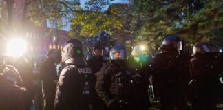 Polizisten stehen bei einer Kundgebung gegen Israel in Berlin-Mitte. 